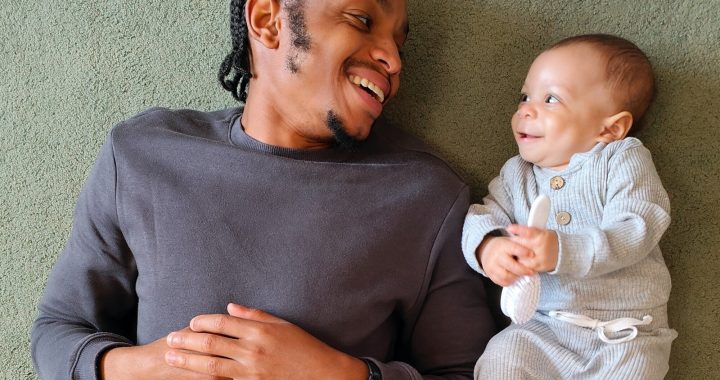 Hoe regelmatig luiers verschonen vaders een ouderschapsbrein geeft